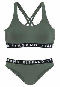 Vihreä oliivinvihreä bikinityyliset asusteet, joissa on ristikkäinen hihnapaino; yläosassa musta nauha, jossa valkoista "ELBSAND"-tekstiä, joka vastaa alaosaa.
