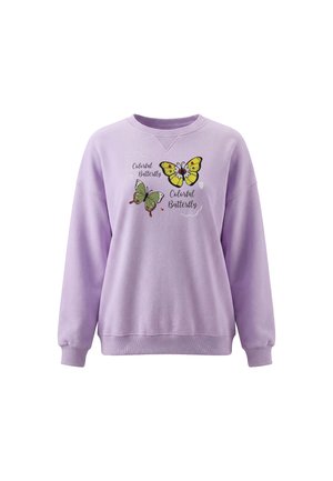 Lyse lilla langærmet sweatshirt med to farverige sommerfugle og teksten "Colorful Butterfly" trykt på forsiden.