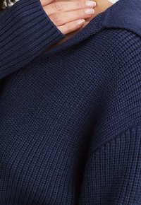 NA-KD Sweter