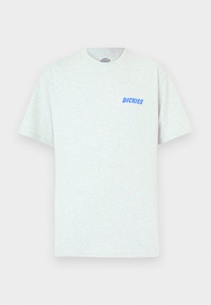 Γκρι κοντομάνικη μπλούζα από ύφασμα με βαμβακερό μείγμα, με μπλε κείμενο "DICKIES" στην αριστερή πλευρά του στήθους. Κλασικός σχεδιασμός με στρογγυλή λαιμόκοψη.