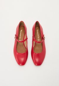 Bailarinas rojas de cuero con punta redondeada, correa ajustable y plantilla acolchada. Textura suave, diseño minimalista y marca discreta.