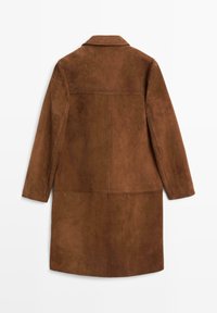 Bruine suede jas met een kraag, lange mouwen en een rechte snit. Heeft minimale stiksels en een zachte, textuurachtige afwerking.