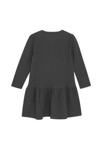 Dunkelgraues, langärmliges, geripptes Kleid mit tiefem Taillenbund und gerafftem Rock, von hinten gegen weißen Hintergrund betrachtet.