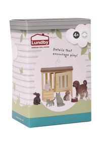 Lundby poppenhuisset met accessoires, waaronder een houten dierenken met dieren: konijn, hond, katten en konijnen, in verschillende kleuren en texturen.