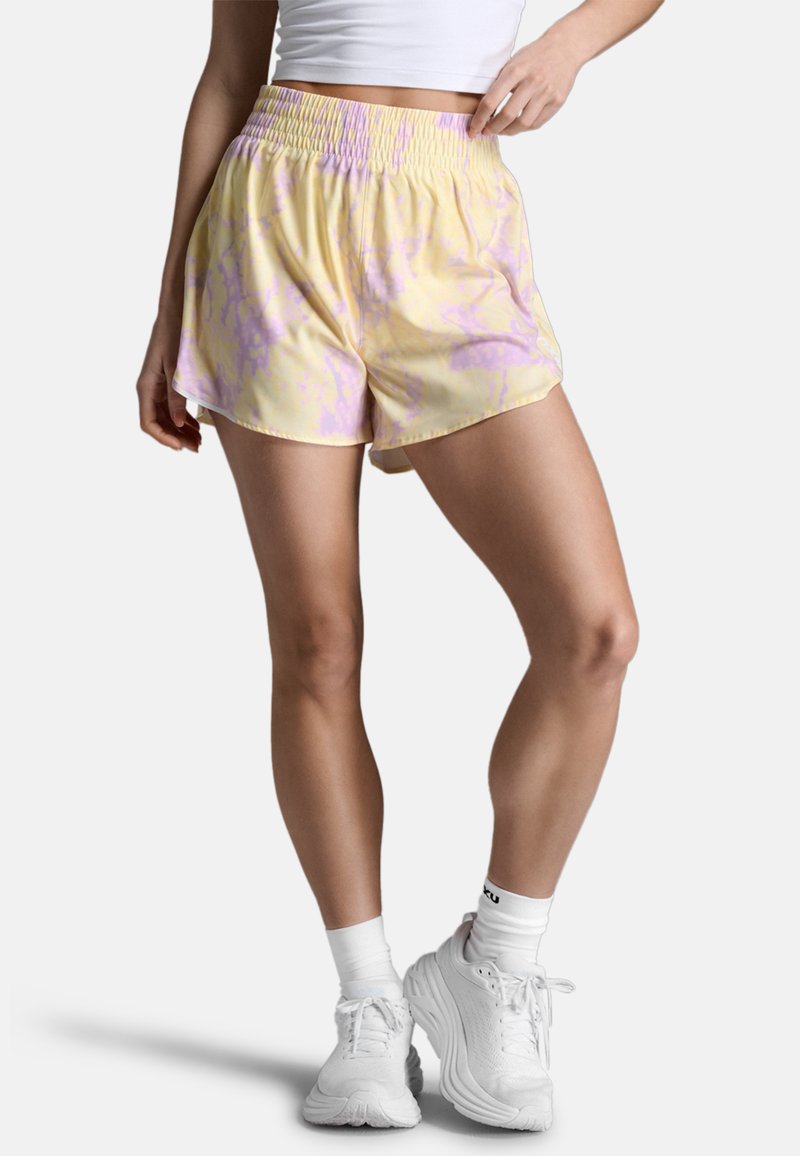 Flerfärgade träningsshorts i pastellgult med lila marmorering, med en bred elastisk midjeband och en lös passform.