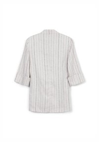 Chemise en lin léger avec une coupe décontractée, ornée de rayures verticales grises, d'un col et de manches retroussées 3/4. Tissu doux et texturé.