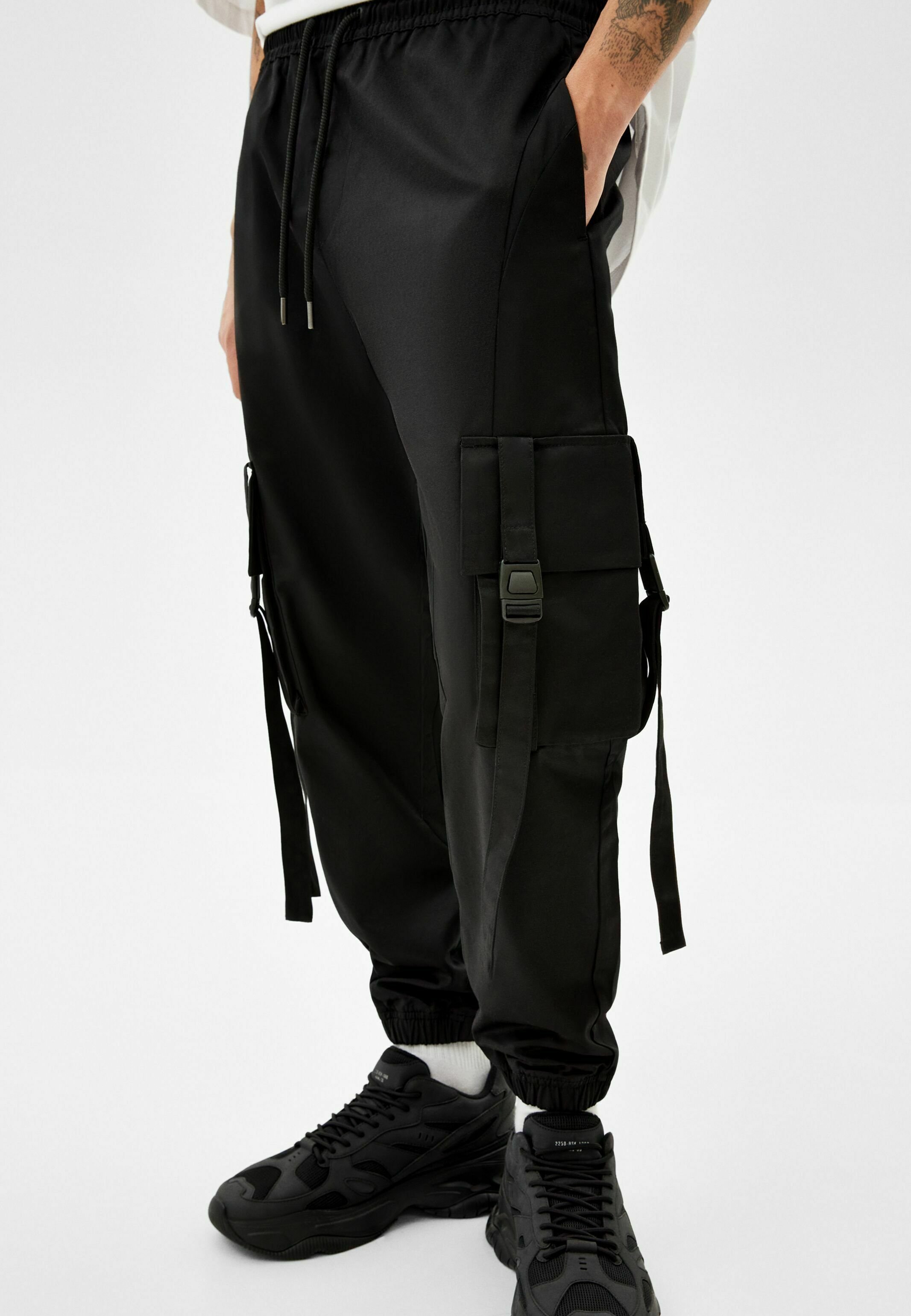 Bershka WITH STRAP DETAILS - Cargo trousers - black - Zalando.de