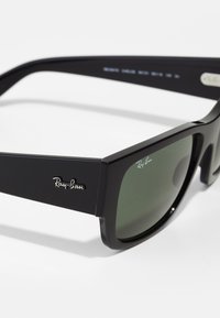 Ochelari de soare Ray-Ban negri, cu un cadru rectangular, lentile tentate verde și detalii cu logo argintiu pe latură; finisaj din plastic neted.