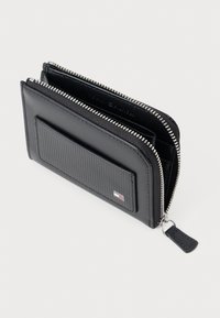 Sort læderpung med et tekstureret design, lynlås-lukning og en udvendig kortlomme. Udstyret med sølv hardware og et lille logo-accente.