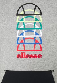Felpa grigia con semicircles sovrapposti colorati in nero, verde, bianco, blu e rosso. Presenta il logo ricamato "ellesse" in rosso. Accento nero nella parte inferiore.