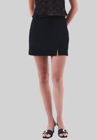 MIT SCHLITZ DETAIL - Minigonna - black