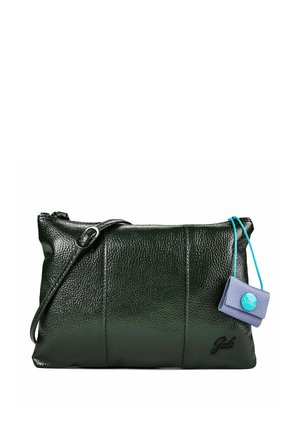 Bolso bandolera de cuero negro texturizado con correa ajustable y pequeño bolso azul adjunto con un botón y cordón turquesa.