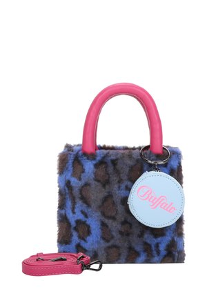 Bolso de piel sintética en azul con manchas de leopardo marrón. Asas de goma rosa, correa desmontable y una etiqueta circular de color azul claro con el logo "Buffalo".