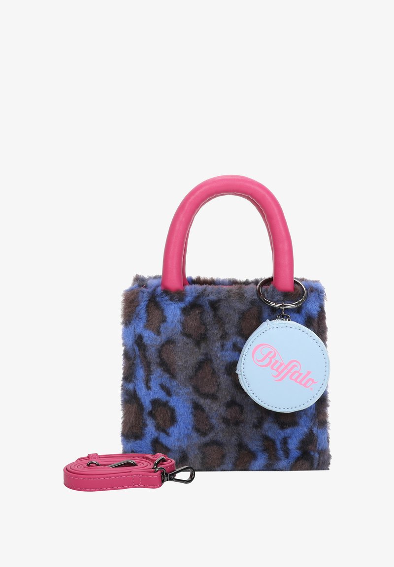 Borsa in pelliccia sintetica blu con macchie di leopardo marroni. Manici in gomma rosa, tracolla rimovibile e un'etichetta circolare azzurra chiara con il logo "Buffalo".