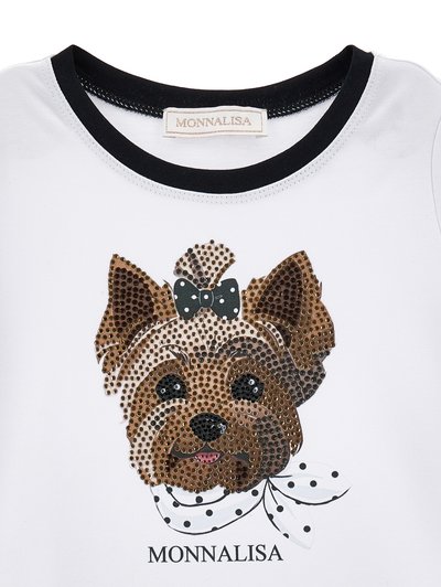 Λευκό γιακά πουκαμίσου με μαύρη περιποίηση, με διακοσμημένο με παγιέτες μικρό πρόσωπο σκύλου που φοράει φιόγκο με πουά και κασκόλ, και το κείμενο "MONNALISA" από κάτω.