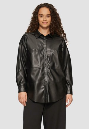 Zwarte faux leren shirt met een gekraagde halslijn, knoopsluiting aan de voorkant en twee voorzakken; heeft een ontspannen pasvorm en een gladde textuur.