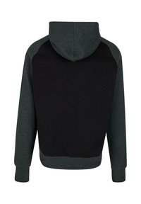 Kapucnis pulóver, fekete testtel, sötétszürke raglán ujjal és illeszkedő kapucnival, puha, strukturált anyagból készült.