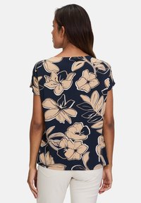 Betty Barclay MIT WASSERFALLAUSSCHNITT - Print T-shirt - dark blue beige