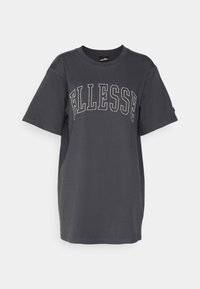 Camiseta de algodón gris con mangas cortas, con letras de bloque blancas prominentes que dicen "ELLESSE" en la parte delantera. Diseño simple con cuello redondo.