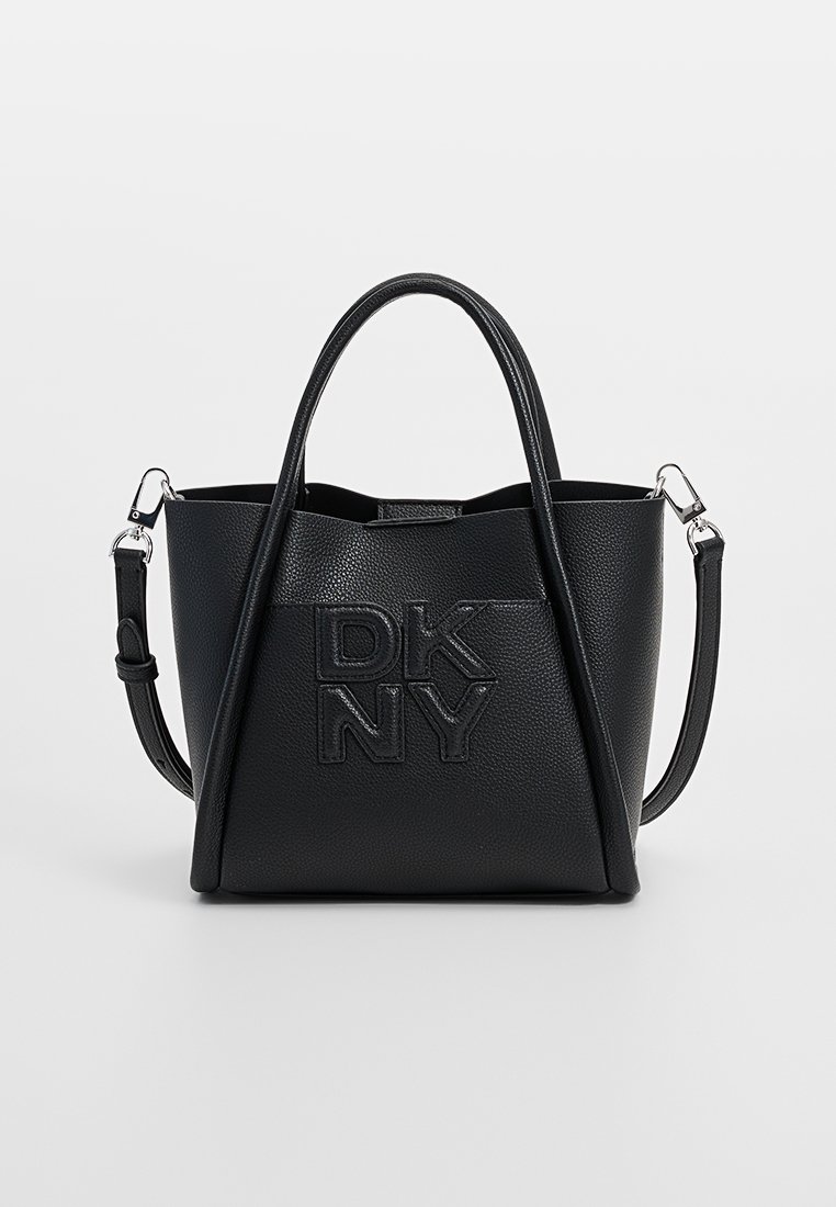 Czarna skórzana torebka z wytłoczonym logo "DKNY". Posiada dwie górne uchwyty, regulowany pasek oraz strukturalny design. Gładka faktura.