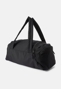 Czarna torba podróżna wykonana z teksturowanego nylonu. Posiada dwie wytrzymałe rączki oraz zamykaną kieszeń z boku na dodatkową przestrzeń do przechowywania.