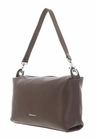 Sac d'épaule en cuir marron avec une finition texturée, forme rectangulaire, ferrures argentées et une bandoulière unique. Il est doté d'une fermeture éclair cachée.