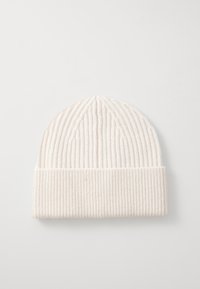 Beanie a coste in beige chiaro, con risvolto e texture morbida. Design semplice con linee verticali su tutta la superficie.