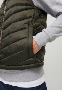 Jack & Jones HERO BODYWARMER COLLAR - Chaleco - rosin