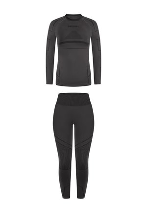 Schwarzes, figurbetontes Sportoutfit bestehend aus einem langärmligen Oberteil mit strukturierten Akzenten und hoch taillierten Leggings mit nahtlosem Design und geometrischen Mustern.