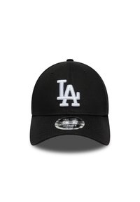 Cappellino nero con visiera rigida, decorato con ricamo bianco "LA" sul davanti e adesivo circolare con marchio sulla visiera.