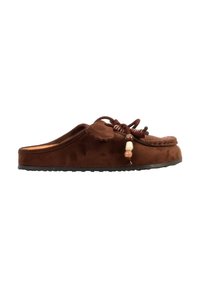Mocassin marron en daim à enfiler avec semelle souple, lacets décoratifs et trois perles en bois sur fond blanc, vue de côté.