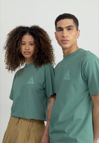 HUF TEE UNISEX - Camiseta estampada - sage