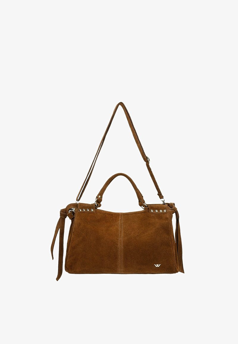 Sac à main en daim marron avec doubles poignées, bandoulière ajustable, détails clous argentés et petit logo en bas à droite.
