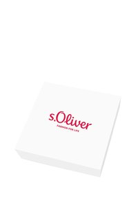 Scatola quadrata bianca con il logo s.Oliver in rosso brillante, con il testo "FASHION FOR LIFE" sottostante in un carattere più piccolo. Superficie liscia.