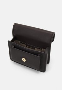 MICHAEL Michael Kors CLAIRE - Soma ar siksnu pāri ķermenim - chocolate