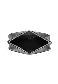 Borsa a mano nera in pelle con zip, dalla finitura texture, che presenta un ampio scomparto interno e una zip argentata per la chiusura.