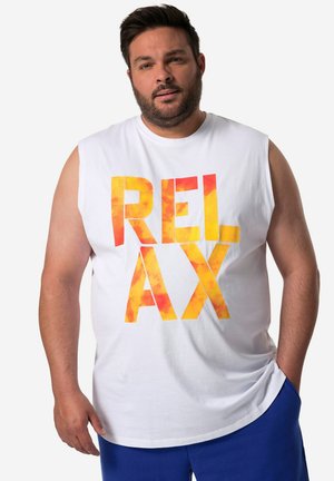 Biała koszulka bez rękawów z dużą pomarańczową i żółtą grafiką "RELAX". Miękki bawełniany materiał, luźny krój, zestawiona z niebieskimi szortami.