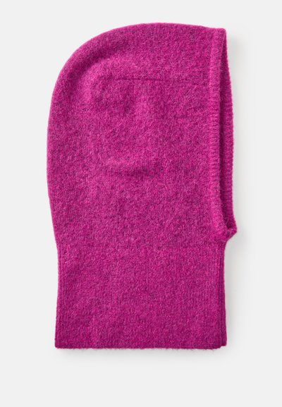 Fuchsiová vlnená pletená balaklava s hladkou textúrou, zaobleným vrcholom a otvorenou tvárou. Má tesný strih s rebrovaným lemovaním na spodnom okraji.