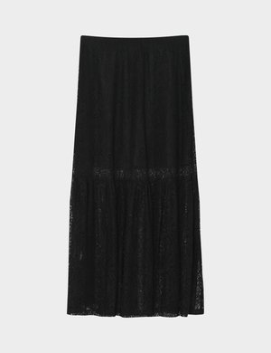 Čierna midi sukňa z čipky s elastickým pásom a volánovým lemom, zdobená detailnými kvetinovými vzormi a polopriezračnou látkou.