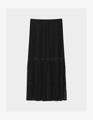 Črna midi krilo iz čipke z elastičnim pasom in večstopenjskim robom, s prefinjenimi cvetličnimi vzorci in polprosojnim materialom.
