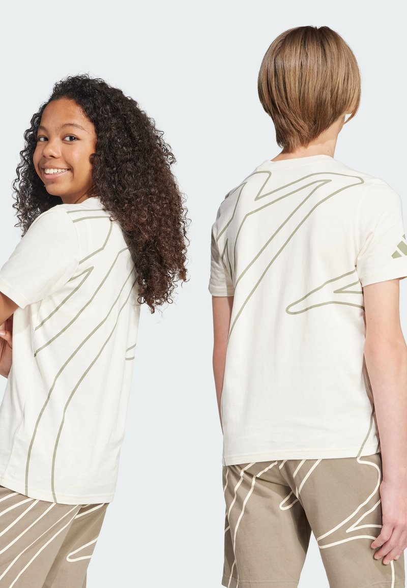 Camiseta de algodón blanca con patrones abstractos de líneas verde oliva. Mangas cortas, corte relajado, con un logo visible en la manga izquierda.