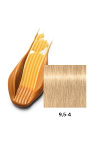 Prodotto per capelli di colore caramello cremoso con una texture liscia e una lucentezza sottile, abbinato a una ciocca di capelli biondo chiaro etichettata 9,5-4.