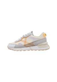Las zapatillas presentan un upper de malla y ante en blanco, gris y beige, con un acento naranja. Suela gruesa y texturizada y cordones blancos.