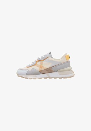 Las zapatillas presentan un upper de malla y ante en blanco, gris y beige, con un acento naranja. Suela gruesa y texturizada y cordones blancos.