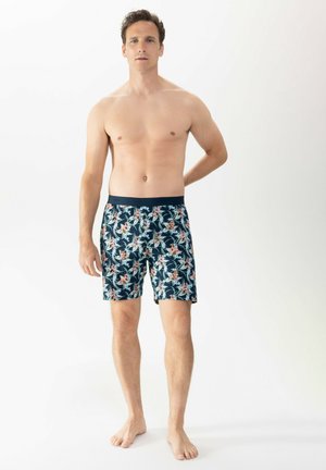 Herren-Badehosen mit einem mehrfarbigen Blumenmuster auf blauem Hintergrund, ausgestattet mit einem elastischen Bund und knielanger Passform.