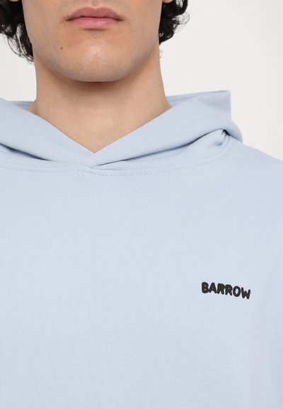 Sudadera azul claro de tela suave, con un logo negro de "BARROW" en el lado izquierdo, bolsillo canguro y capucha con cordón.