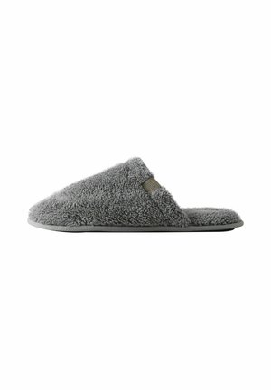 Graue Fleece-Hausschuhe mit einer strukturierten Oberseite, offenem Zehendesign und einer flexiblen Gummisohle. Verfügt über ein kleines, rechteckiges Akzentdetail.