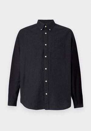 Czarna koszula z długim rękawem wykonana z bawełny. Posiada kołnierz na guziki, kieszeń z przodu oraz pełną listwę guzikową z jasnymi guzikami.