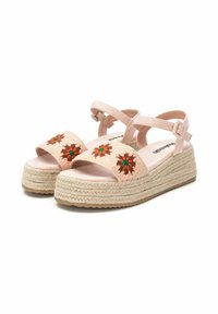 Sandalias espadrilles de color rosa claro con bordado floral. Suela plana de yute trenzado, correa ajustable y parte superior de tela suave.