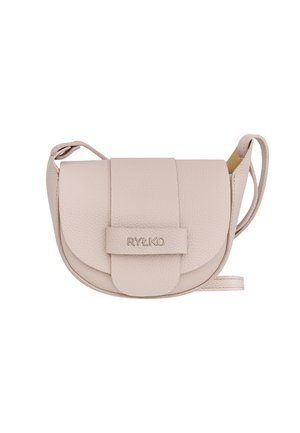 Beżowa, teksturowana skórzana torba na ramię z klapką i paskiem, z marką "RYŁKO" z przodu.
